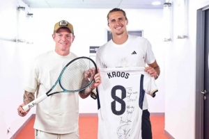 开云体育入口-退休生活惬意！克罗斯现场观看马德里大师赛，送兹维列夫皇马球衣