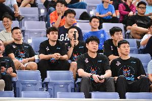 开云-山东男篮主帅邱彪&amp;助教李敬宇现场观战山东泰山VS青岛西海岸