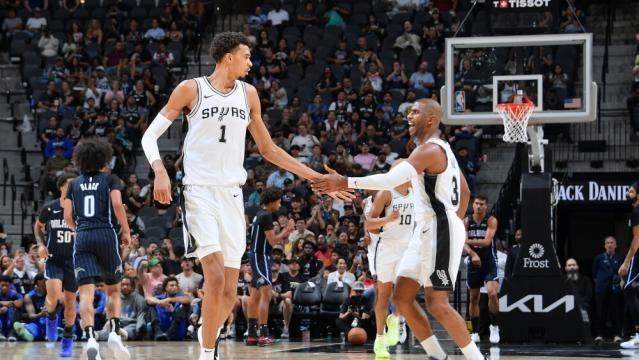 开云官网-全新组合摸索别样搭档方式，保罗多角度助推文班