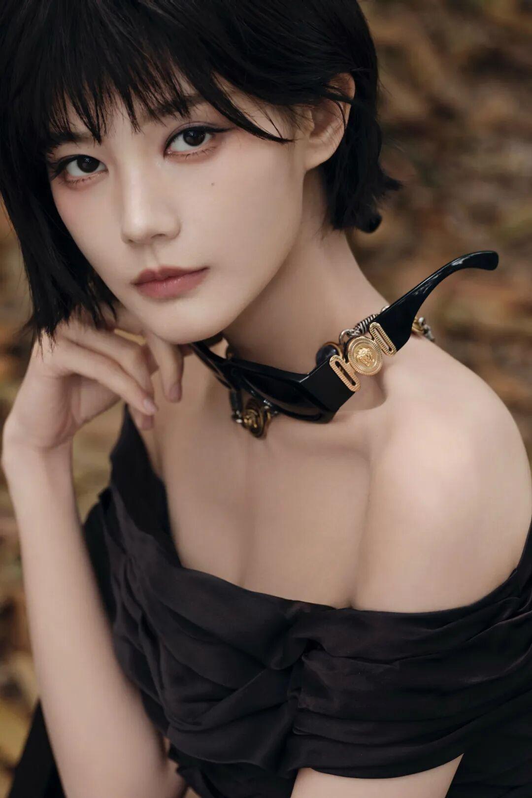 开云-李一桐短发配露肩裙，好美好迷人！