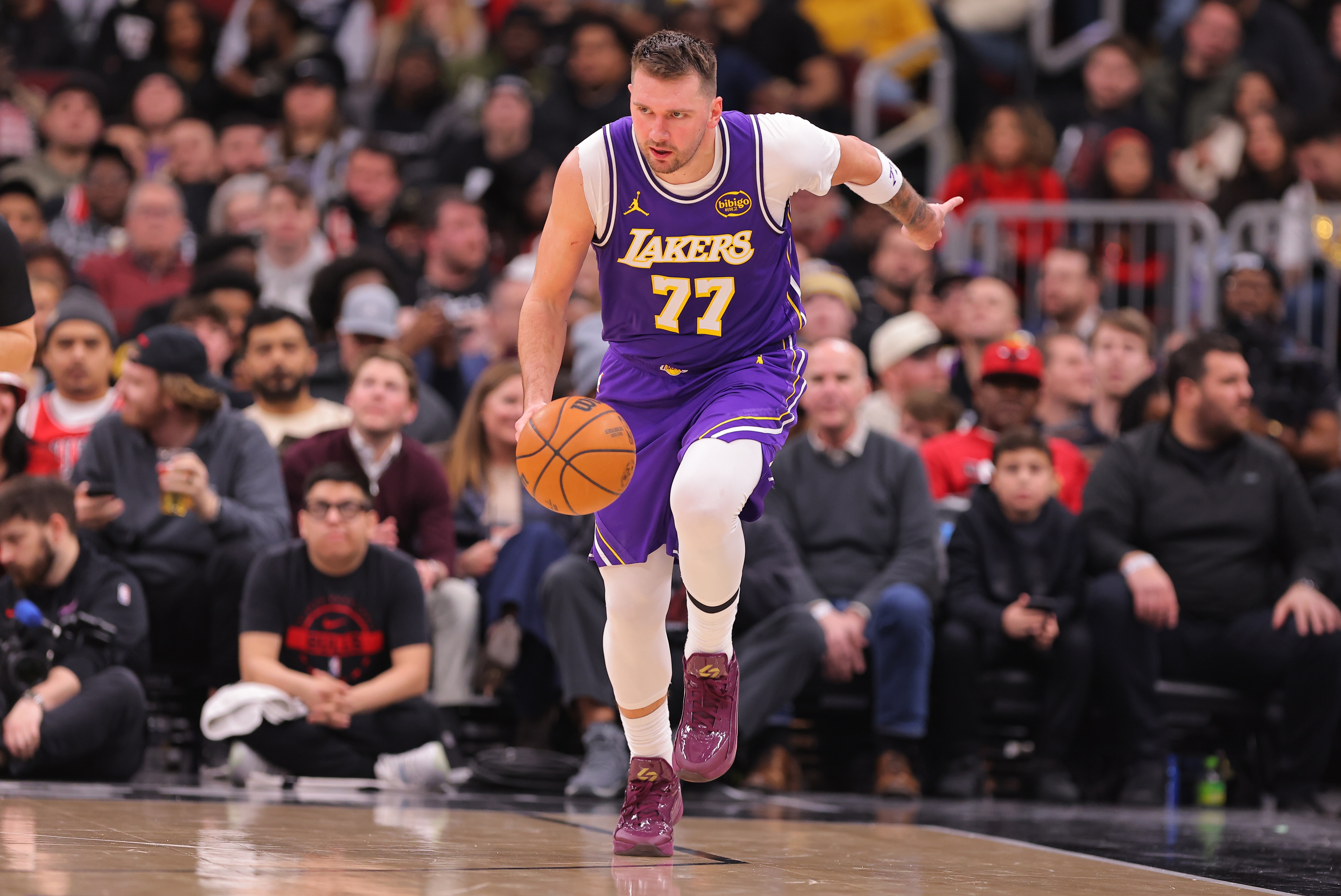 别有大碍！东契奇次节左腿筋不适回更衣室 半场10中3&amp;5失误