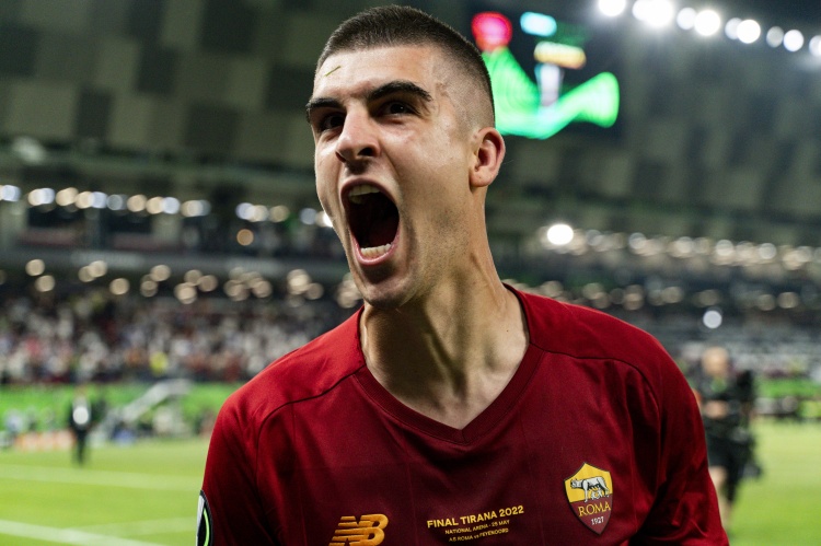 开云-罗体：曼奇尼赛后怒摔面具发泄，此前还指责队友切利克未及时沟通