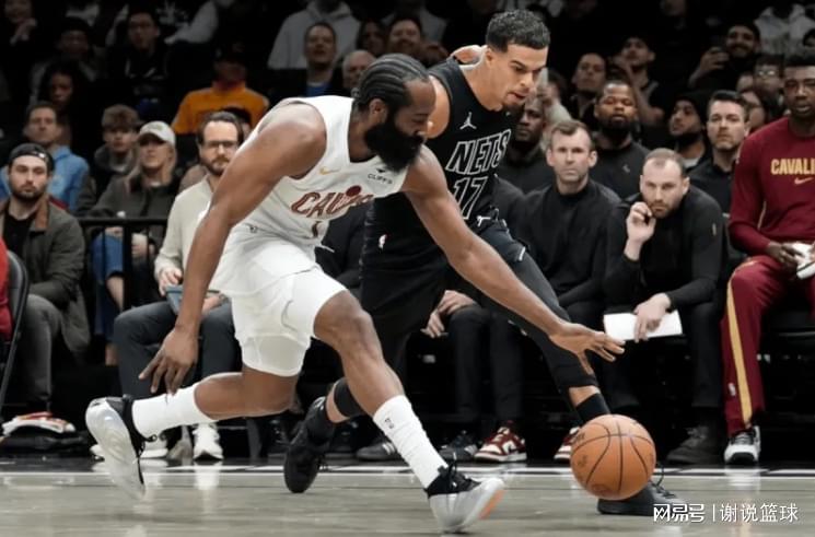 开云官网-争议吹罚让哈登里程悲，13+10中锋不可或缺，对手两副将改变战局